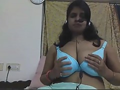 indian amateur big boob poonam bhabhi on live cam show masturbating