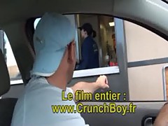 sexe au restaurant exhib mac donalds des jeunes se sucent leur grosse bite sous